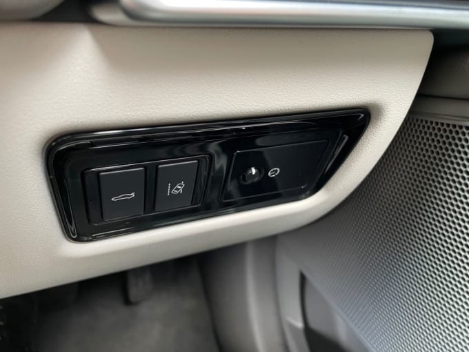 2025 Jaguar Xe
