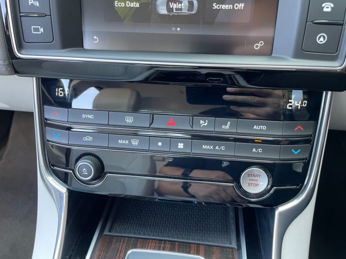 2025 Jaguar Xe