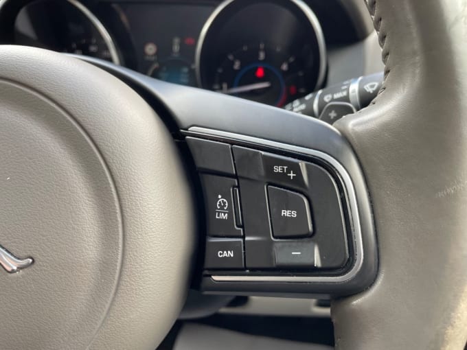 2025 Jaguar Xe