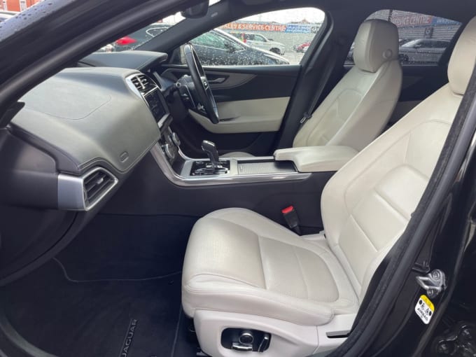 2025 Jaguar Xe
