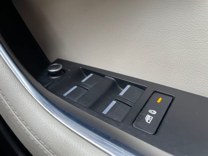 2025 Jaguar Xe