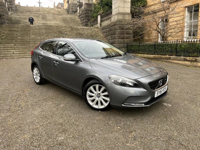 2025 Volvo V40