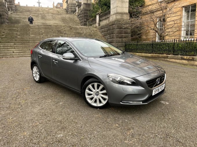 2025 Volvo V40