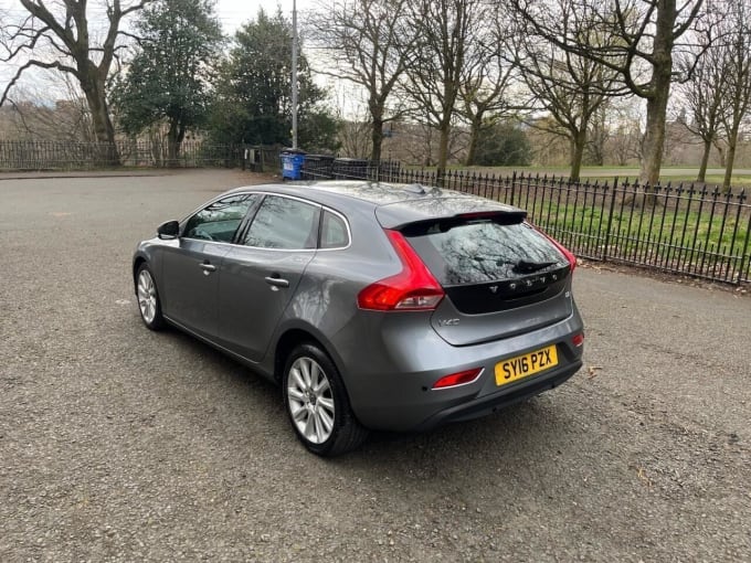 2025 Volvo V40