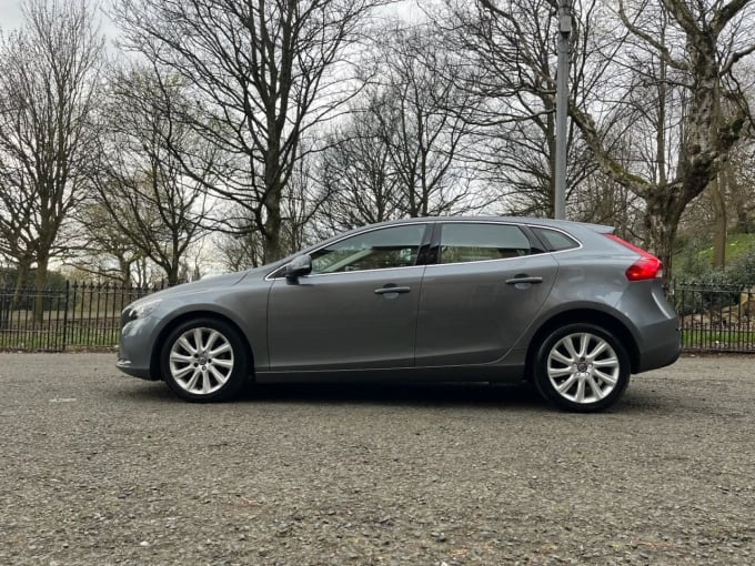 2025 Volvo V40