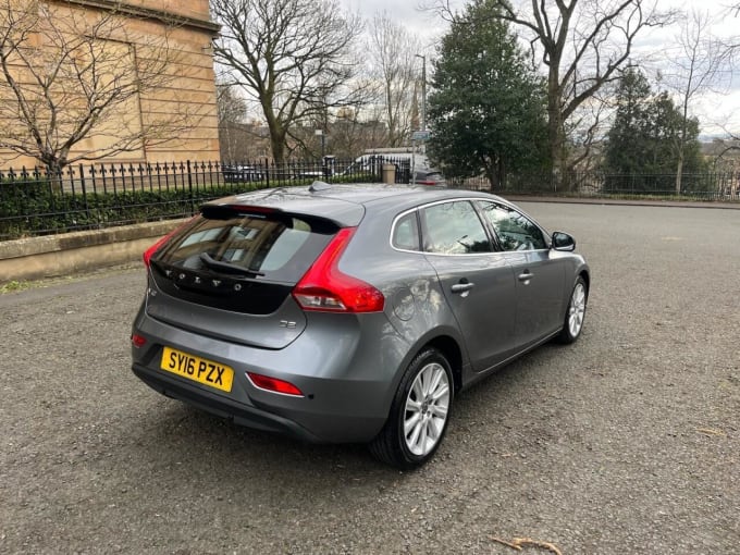 2025 Volvo V40