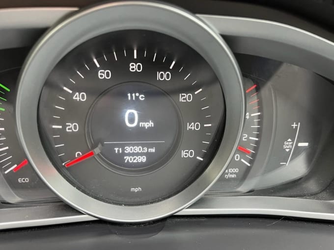2025 Volvo V40