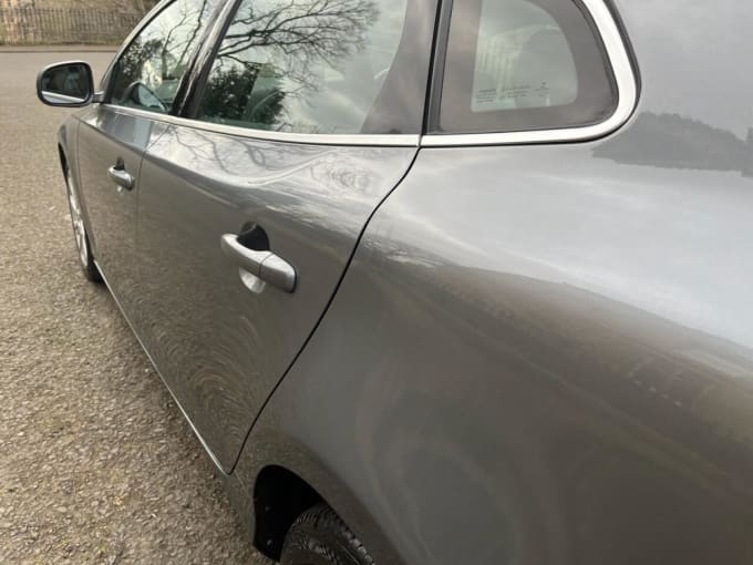 2025 Volvo V40