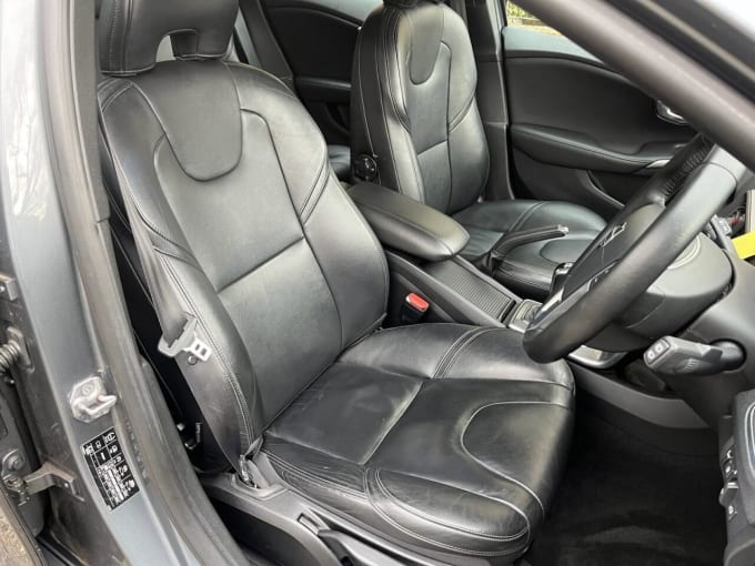 2025 Volvo V40