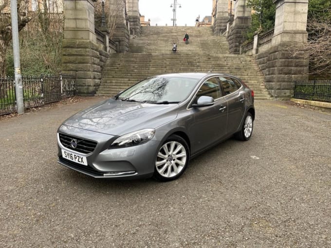 2025 Volvo V40