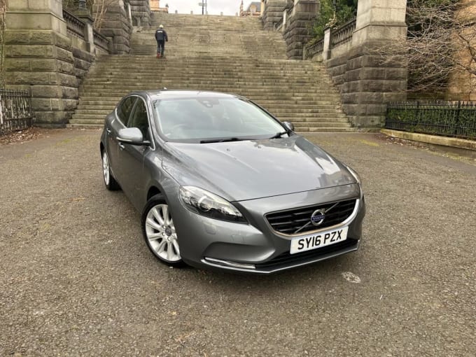 2025 Volvo V40