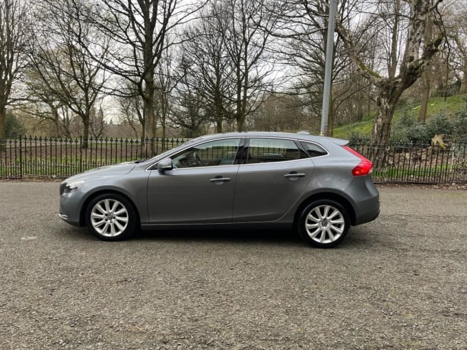 2025 Volvo V40
