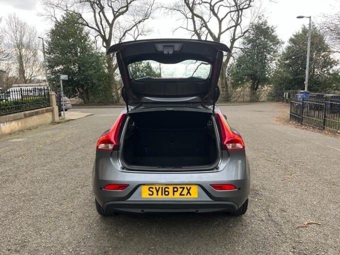 2025 Volvo V40