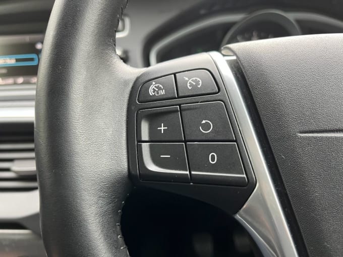 2025 Volvo V40