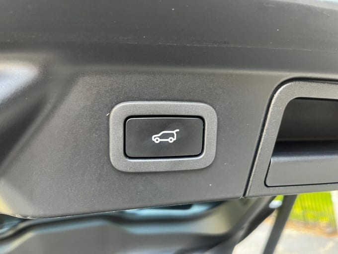 2025 Land Rover Range Rover Velar