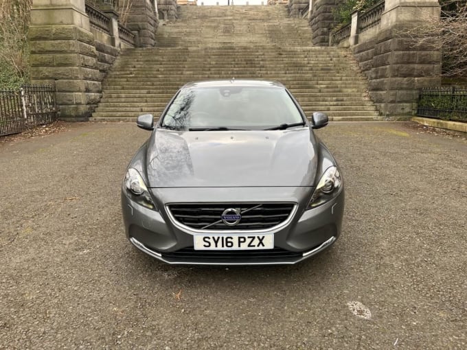 2025 Volvo V40
