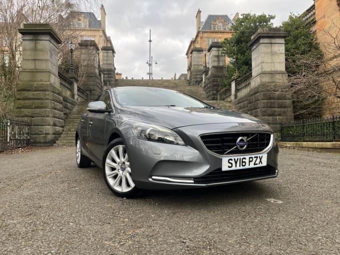 2025 Volvo V40