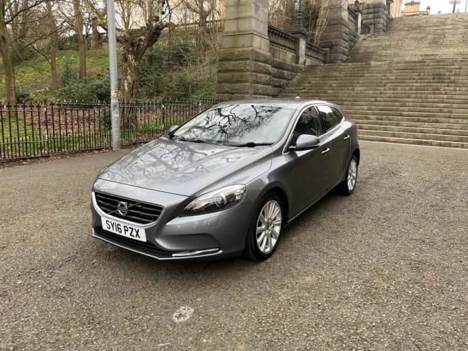 2025 Volvo V40
