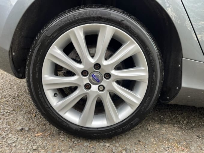 2025 Volvo V40