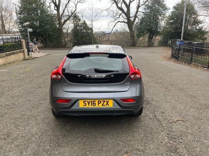 2025 Volvo V40