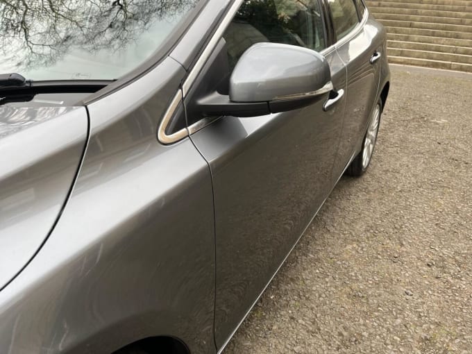 2025 Volvo V40