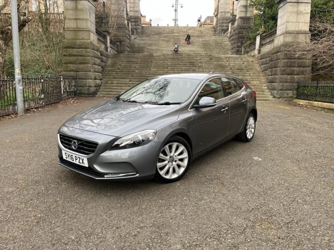 2025 Volvo V40