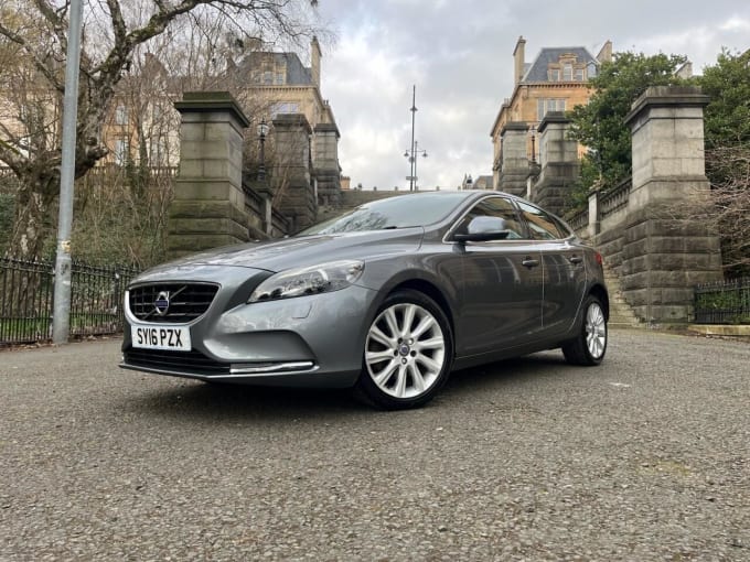 2025 Volvo V40
