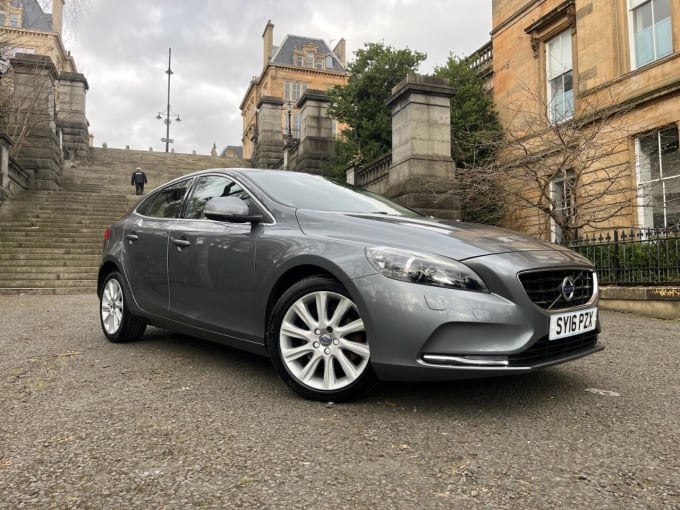 2025 Volvo V40