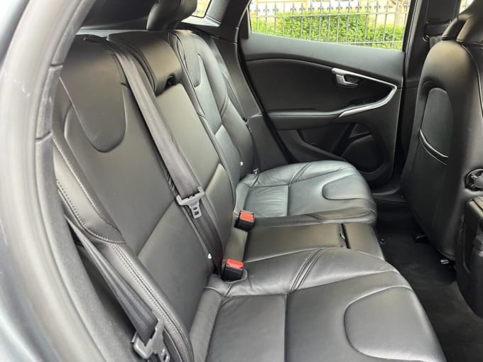2025 Volvo V40