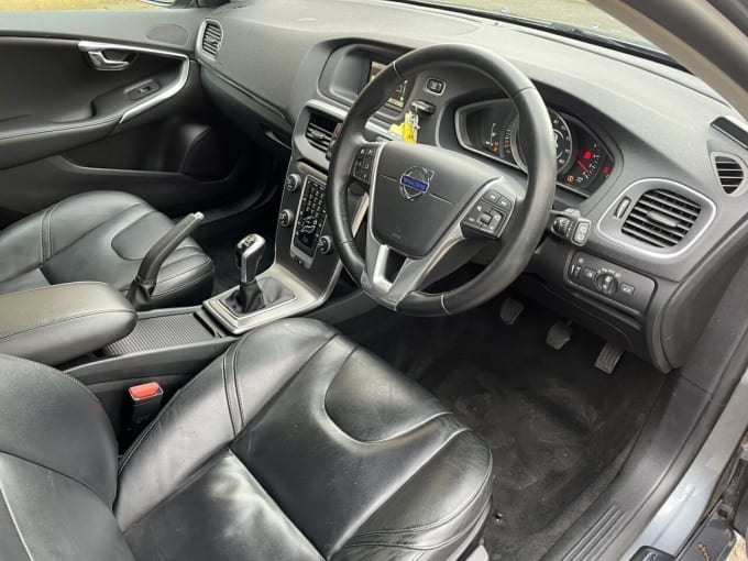 2025 Volvo V40