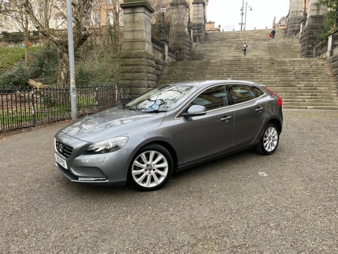 2025 Volvo V40