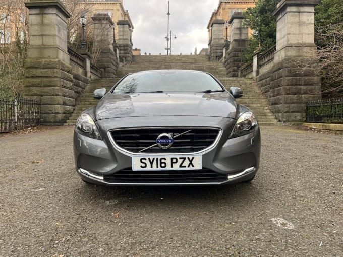 2025 Volvo V40