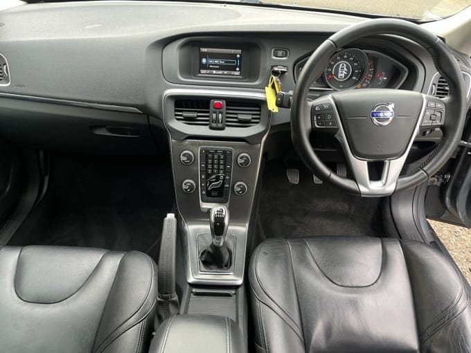 2025 Volvo V40