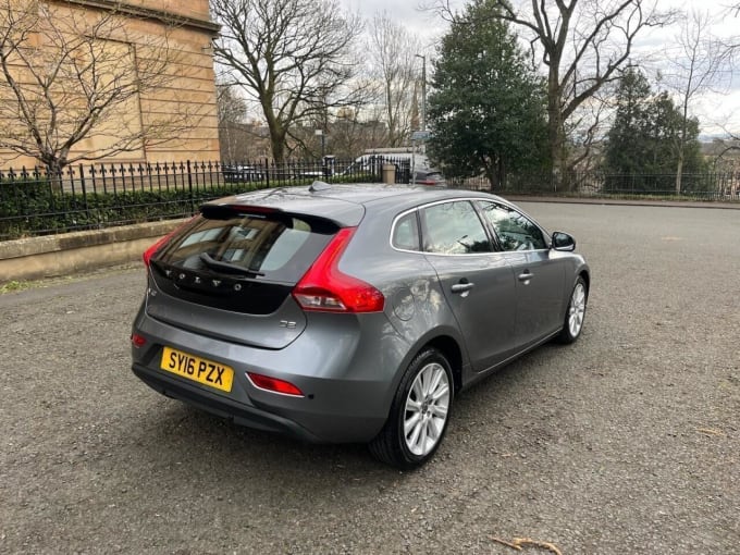2025 Volvo V40
