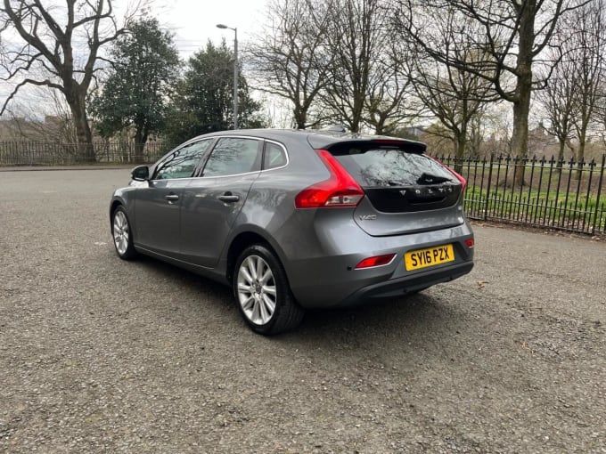 2025 Volvo V40