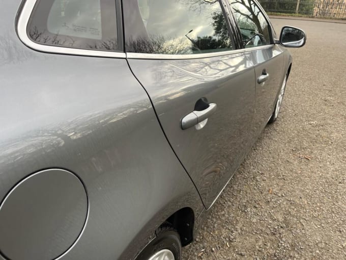 2025 Volvo V40