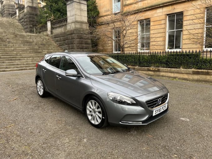 2025 Volvo V40