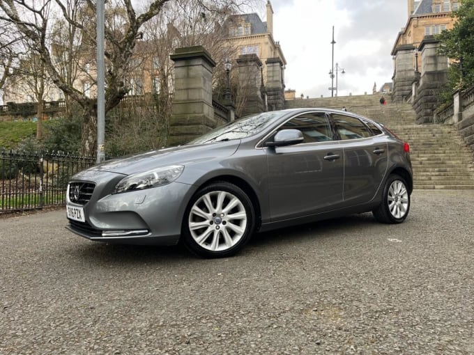 2025 Volvo V40