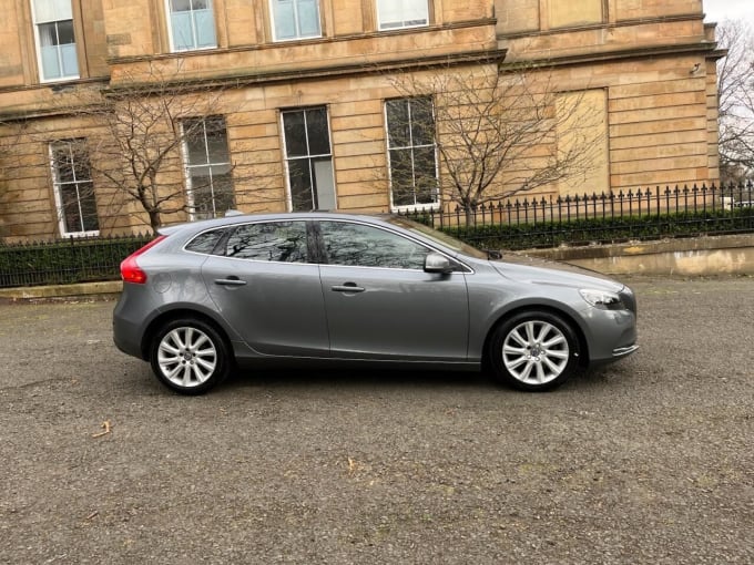 2025 Volvo V40