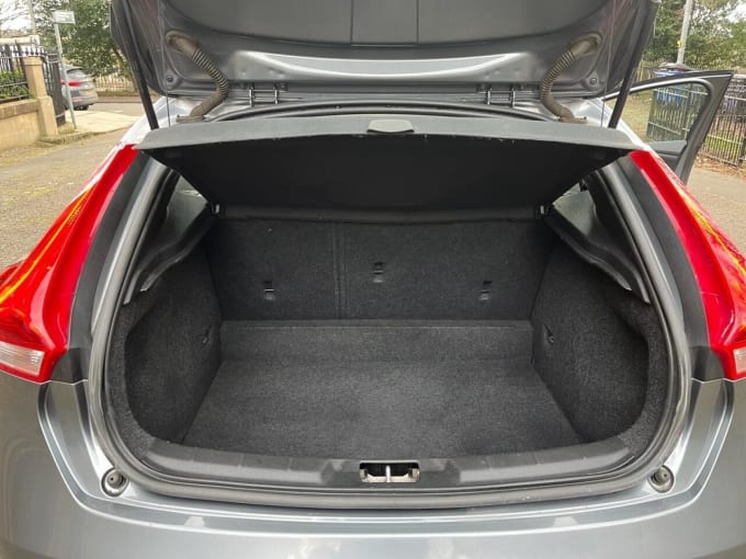 2025 Volvo V40