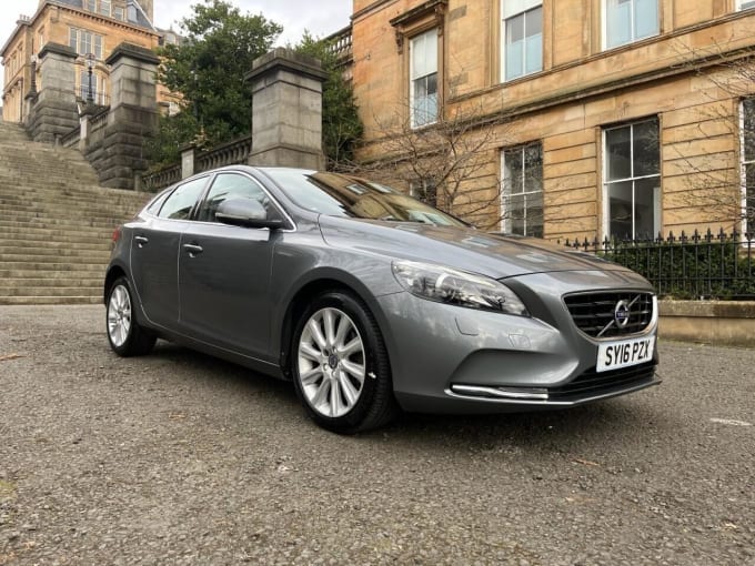 2025 Volvo V40