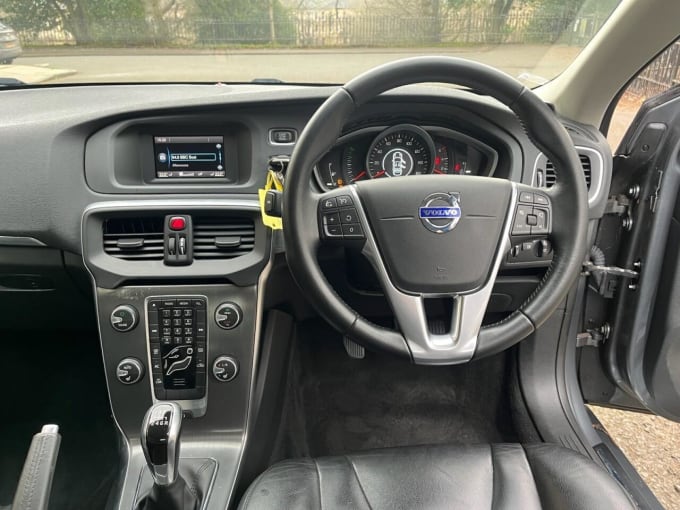 2025 Volvo V40