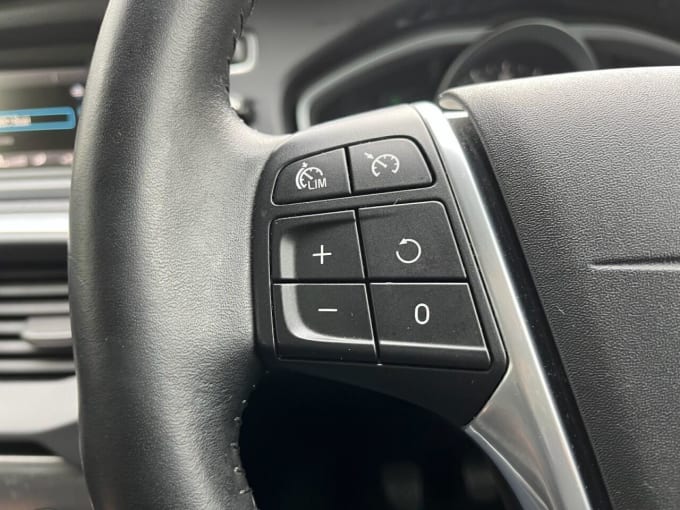 2025 Volvo V40