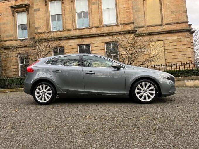 2025 Volvo V40
