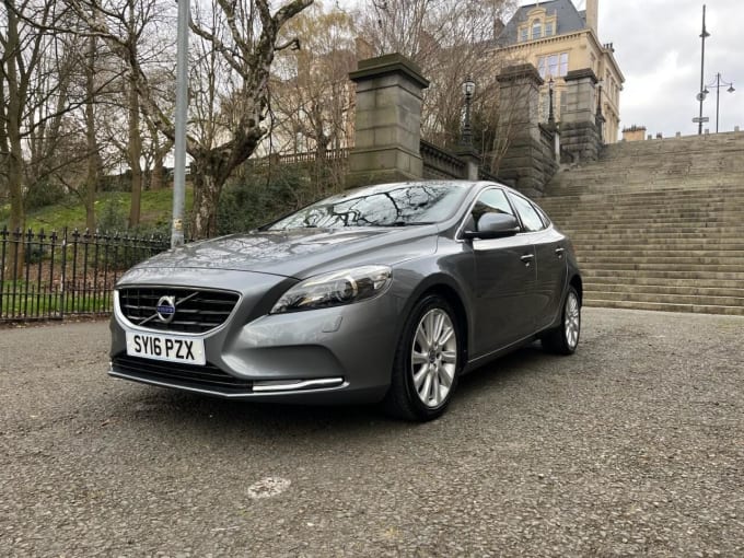 2025 Volvo V40