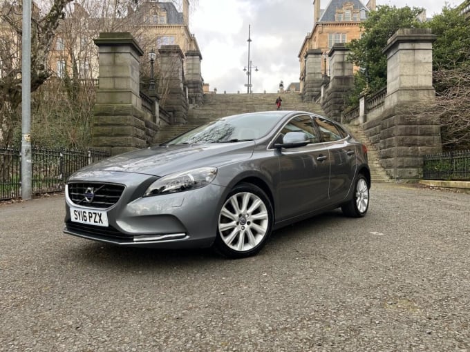 2025 Volvo V40