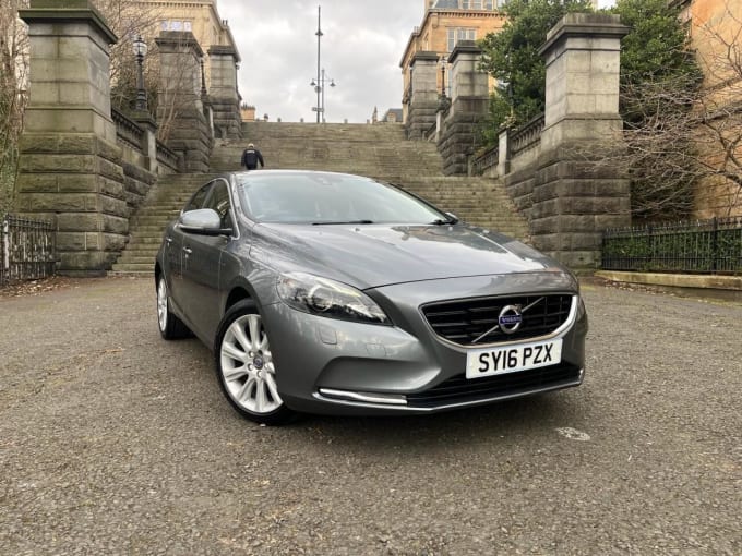 2025 Volvo V40