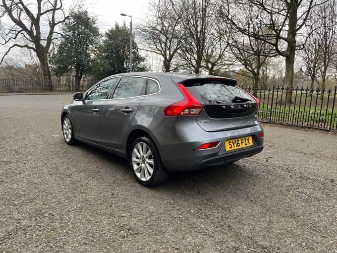 2025 Volvo V40
