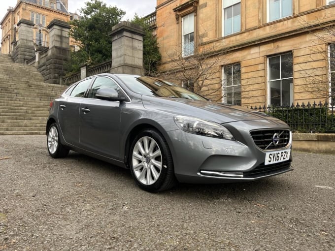 2025 Volvo V40