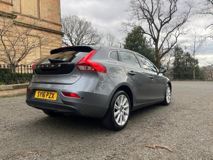 2025 Volvo V40